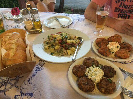 Kouloumbos family fish tavern
